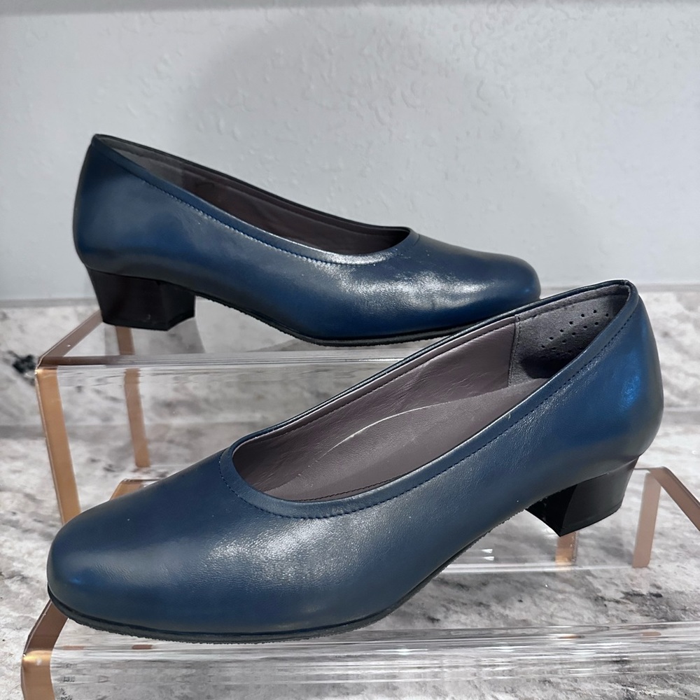 SAS Regina blue leather pump Sz 8
